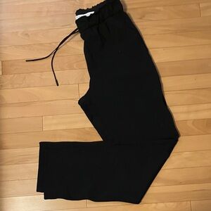 Lululemon!
Keep Moving full length pants
Size 8